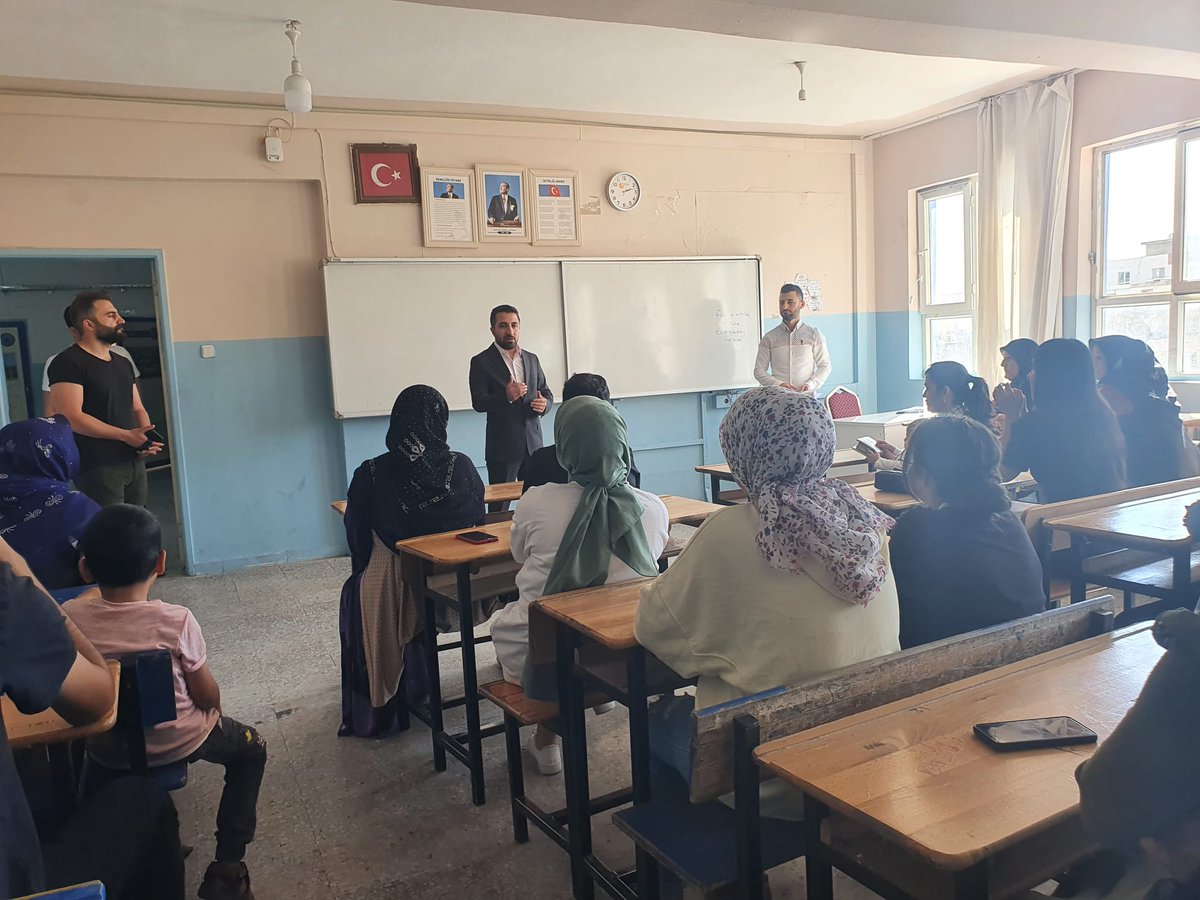 Göl Ortaokulu olarak çok iyi biliyoruz ki; kaliteli eğitim ve öğretim; öğrenci, aile ve okul sacayakları üzerinde, sağlam bir iletişim ile mümkündür. Biz de bu düsturla 2022-2023 Eğitim öğretim yılı  ilk veli toplantımızı gerçekleştirip kıymetli velilerimiz ile bir araya geldik.