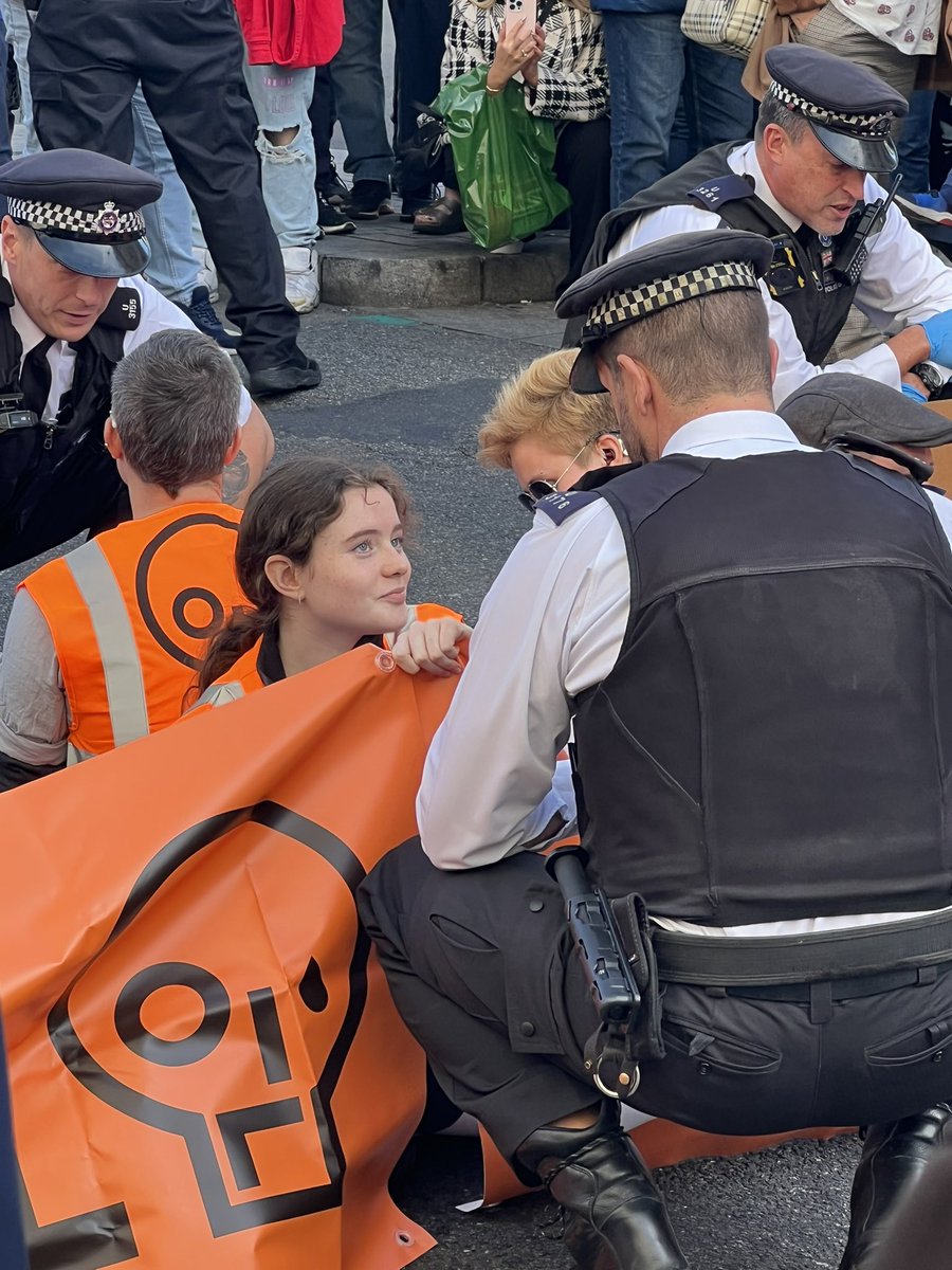 SamanthaLemon's tweet photo. #londonprotest #JustStopOil #piccadillycircusprotest https://t.co/yU05dbn0Od