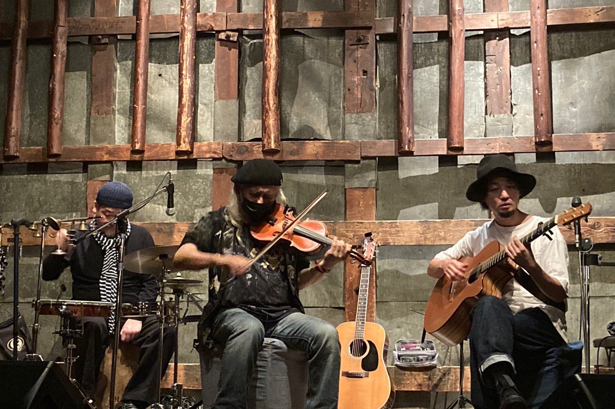 u-full × Tabula Rasa ジョイントライブ「surface of the earth」
満員御礼お越しいただきありがとうございました。
u-fullとコラボに加えて、クモ膜下出血後初めて良太さんと3曲演奏することが出来ました。
なんという日だ。
色々嬉しすぎて功刀さんと朝まで呑んで絶賛超絶二日酔い。