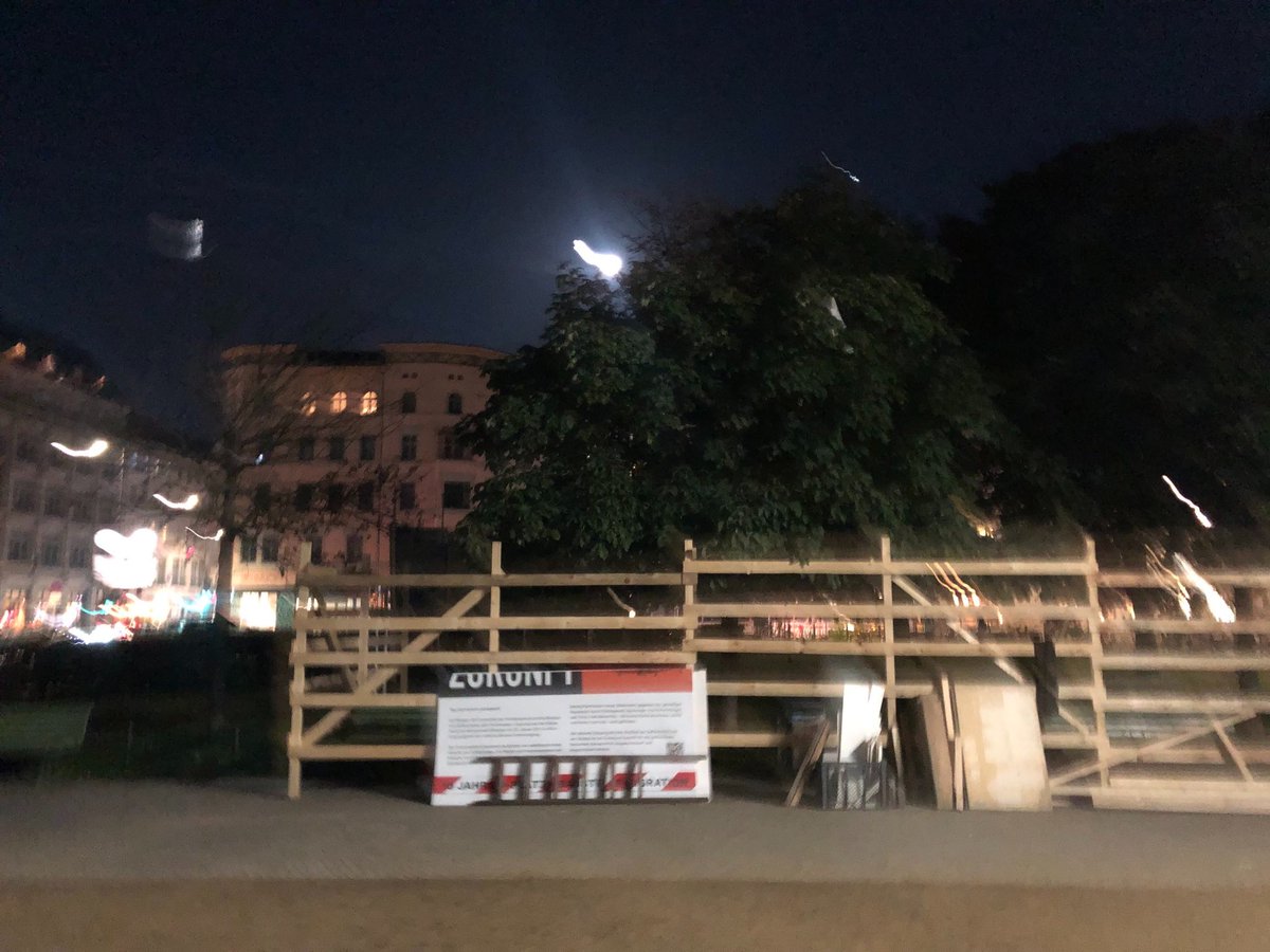 Oplatz's tweet photo. 5 days of #OplatzTurns10 "Baustelle Migration" are over! Thank you everyone who turned #Oplatz into a political space of discussions, dancing, and empowerment! 
Only together, this movement can thrive and confront the system of borders, capitalism, and racism! ✊🏾✊🏽 #OplatzWird10 https://t.co/ldctOUkaX4