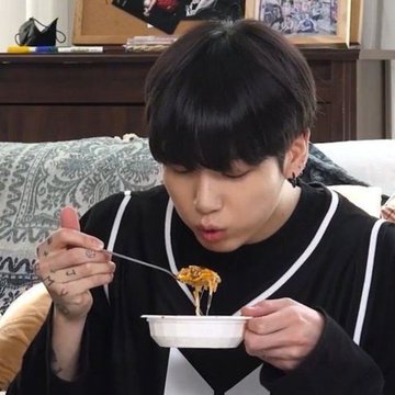 braveyOOki's tweet photo. jungkook : the only way to stop eating is to eat it all — a thread https://t.co/QiYMggzE4R
