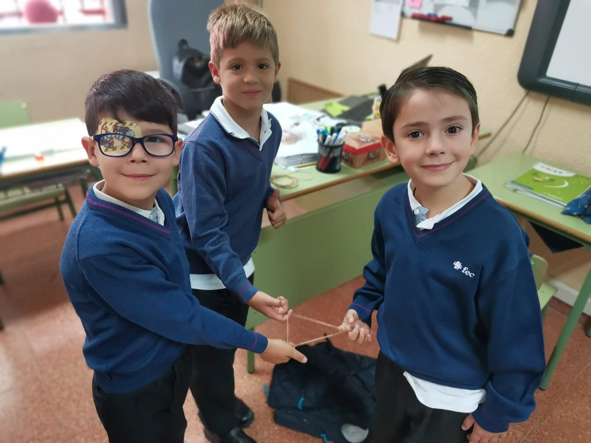 fecdjb's tweet photo. Aprendemos las figuras geométricas con gomas elásticas en 2º Primaria #matemáticasdivertidas #Entusiasmat @fecdjb @colegiosfec https://t.co/6Fjcmy8LJ8