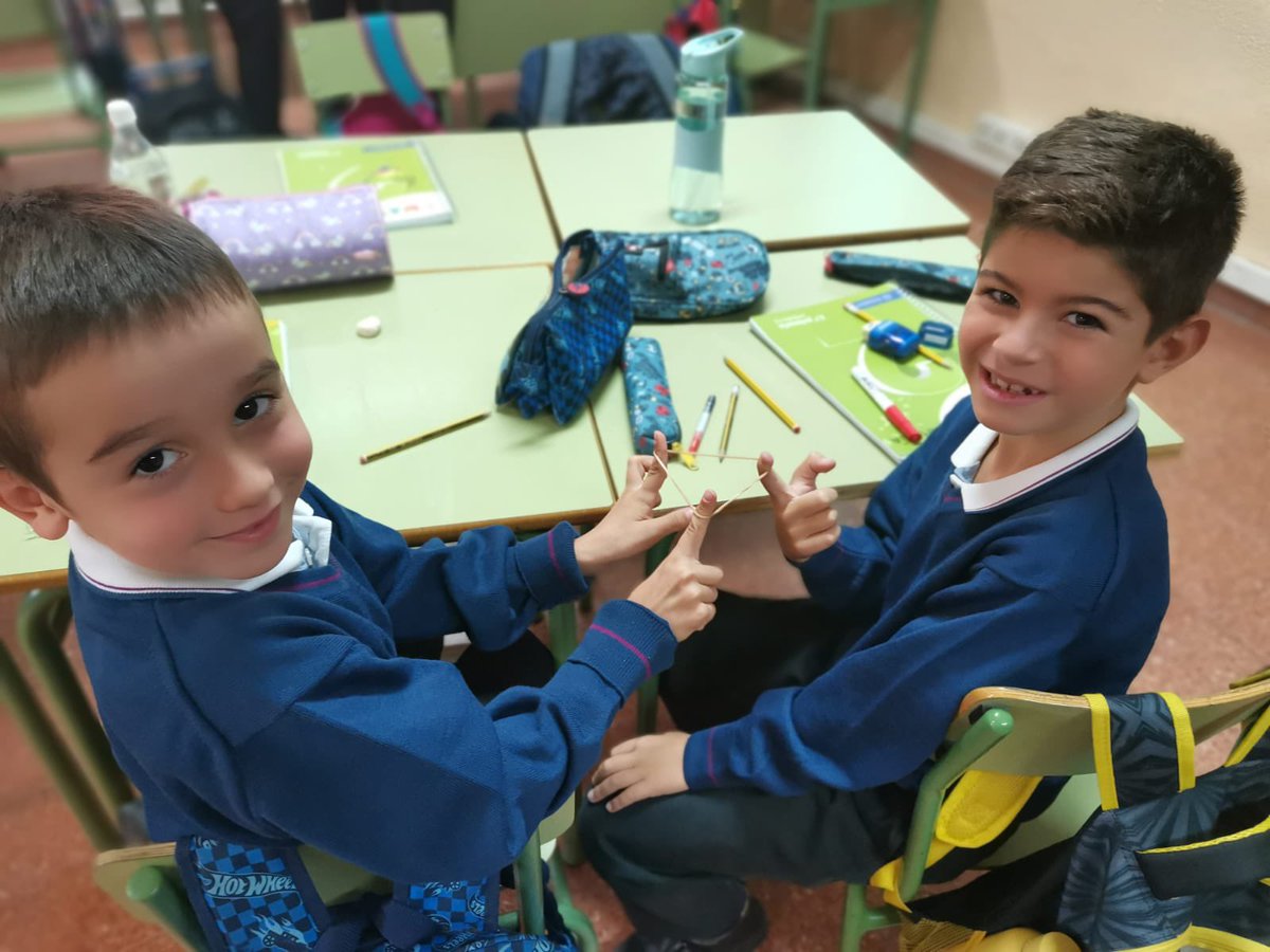 fecdjb's tweet photo. Aprendemos las figuras geométricas con gomas elásticas en 2º Primaria #matemáticasdivertidas #Entusiasmat @fecdjb @colegiosfec https://t.co/6Fjcmy8LJ8