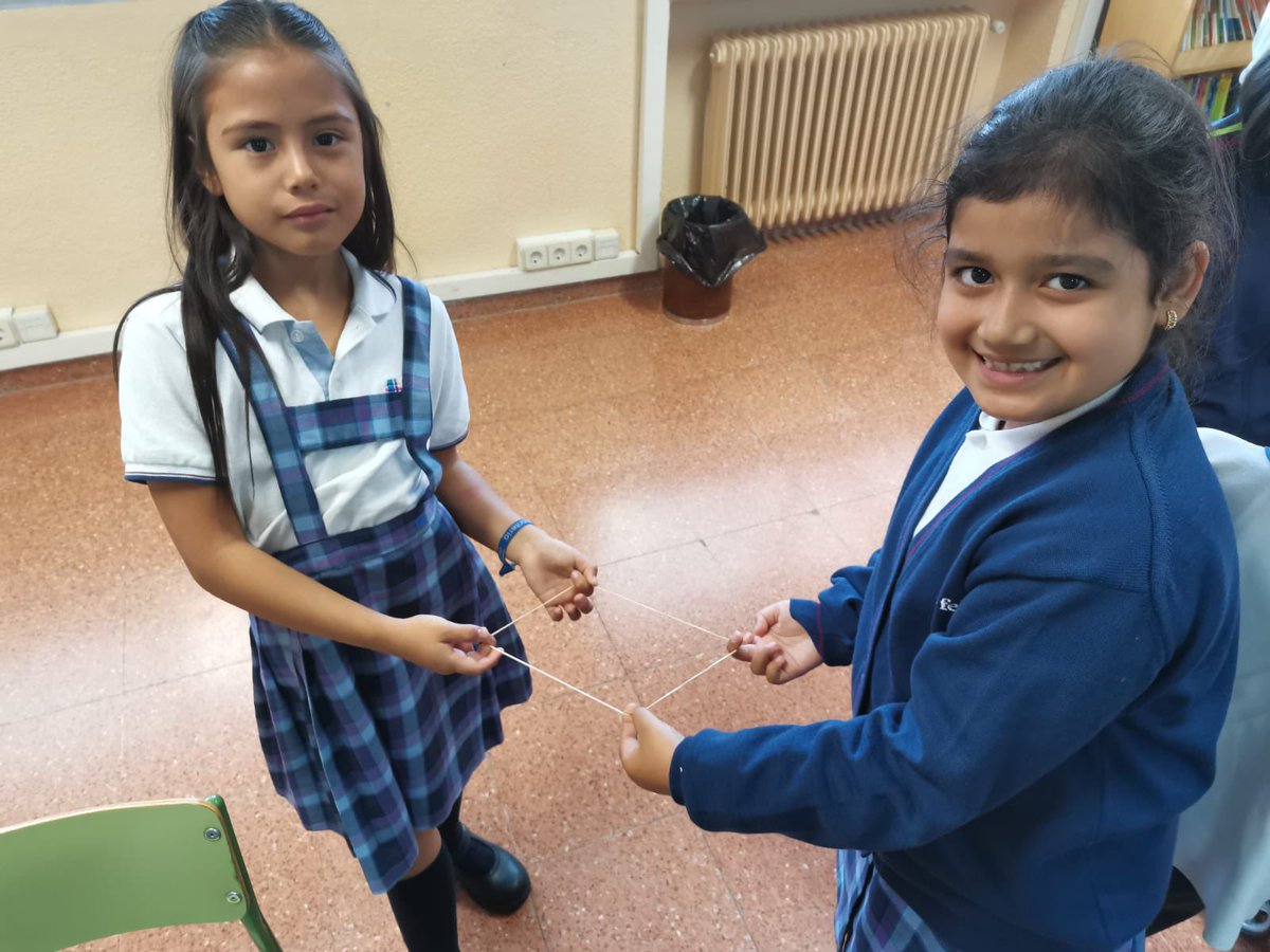 fecdjb's tweet photo. Aprendemos las figuras geométricas con gomas elásticas en 2º Primaria #matemáticasdivertidas #Entusiasmat @fecdjb @colegiosfec https://t.co/6Fjcmy8LJ8