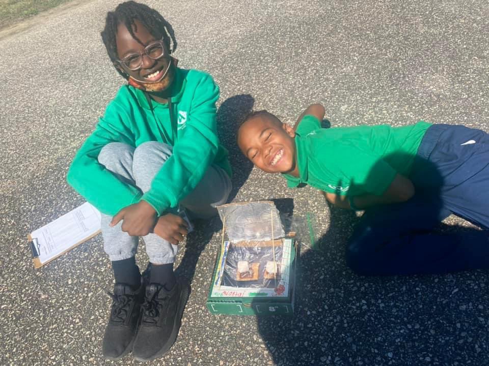 AADreamAcademy's tweet photo. Ms. Martin’s 5th grade scholars made solar ovens to do the S’mores challenge! They got the opportunity to go outside and make S’mores using the thermal energy from the sun! #ScienceisFun #ScienceisMessy 🍫☀️ https://t.co/7M6RRAlCfp