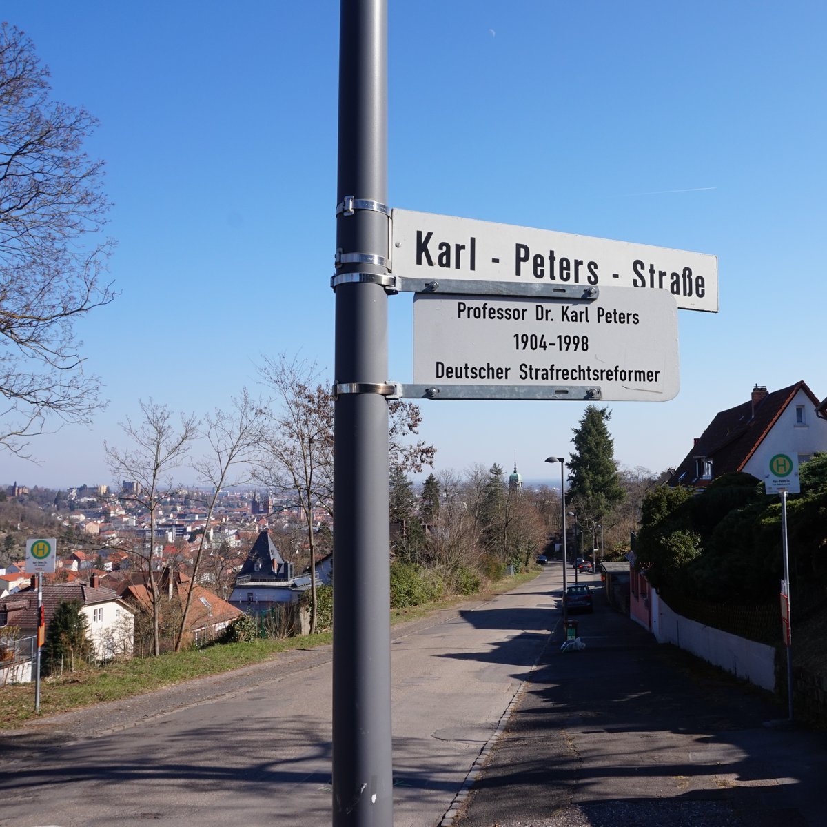 #Forschungsfreitag | #Namenforschung | Von Juli 2021 bis Juni 2022 haben wir im Auftrag der Stadt Neustadt an der Weinstraße die dortigen #Straßennamen auf antisemitische, rassistische, nationalsozialistische, kolonialistische und frauenfeindliche Tendenzen untersucht.🔍 1/4