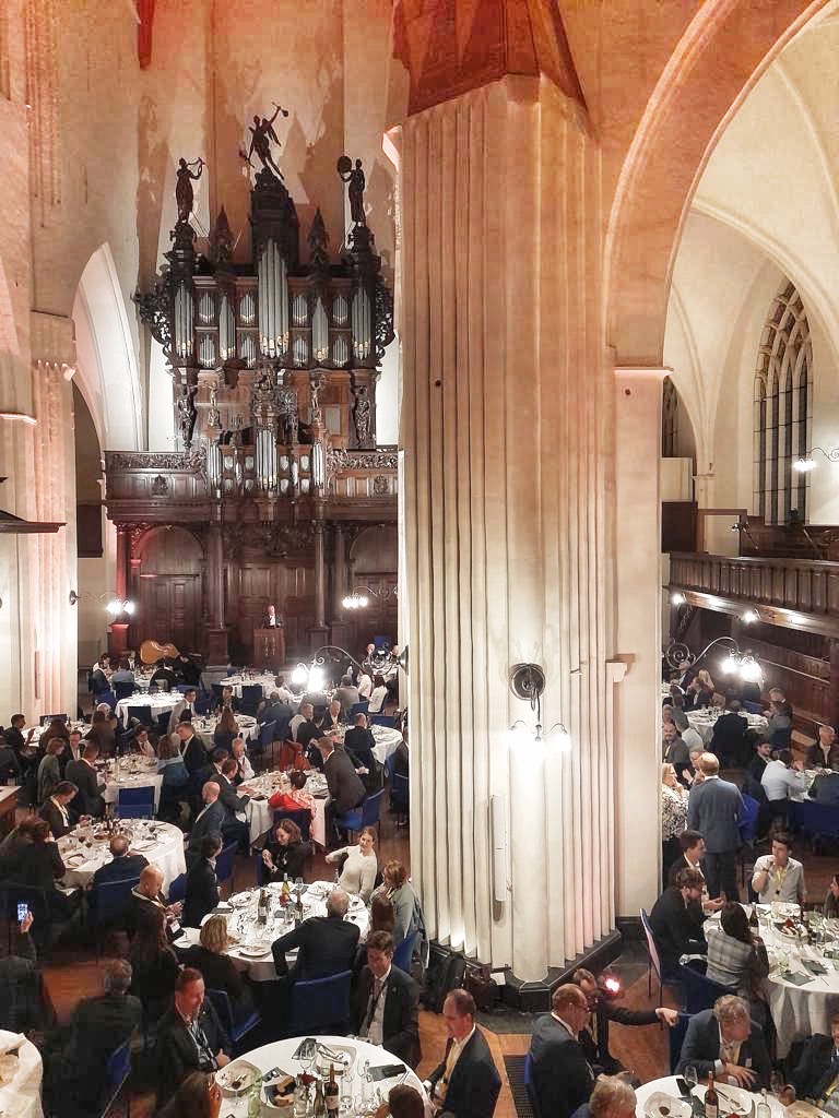 Akerk_nl's tweet photo. Dineren in de Akerk? Dat kan! Afgelopen week gingen er 250 gasten aan tafel in de Akerk tijdens het 'Symposium Networking Dinner' onderdeel van 'Wind meets gas 2022' programma. @Akerk_nl @newenergyco #windmeetsgas #congresgroningen #symposiumgroningen https://t.co/60Q6zr4QOm