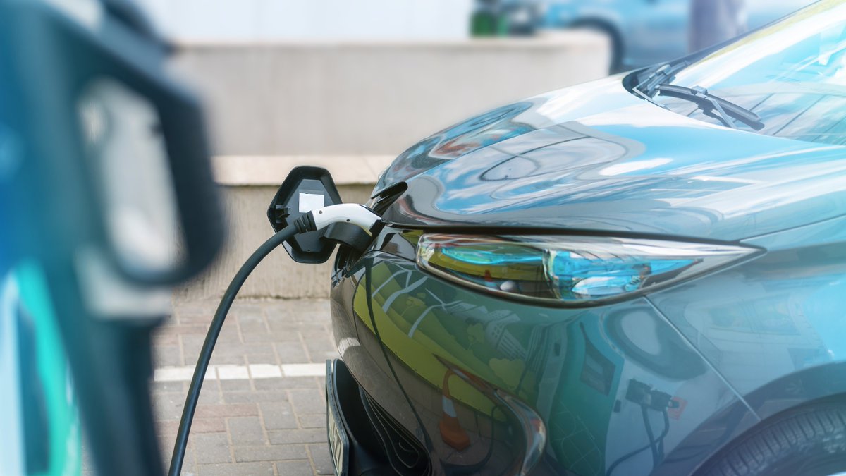 lleidaenverd's tweet photo. 🔌🚗 Dissabte 15/10, de 17 a 20.30 h, t'esperem a la Fira del vehicle elèctric! Què hi trobaràs?
👉Exposició de vehicles elèctrics i punts de recàrrega.
👉Xerrades.
👉Punt d'atenció personalitzada.
👉Circuit de proves.
#SetmanaEuropeaMobilitat #mobilitat2022 #SMSS22
📷Freepik https://t.co/sYtlDCSj3m