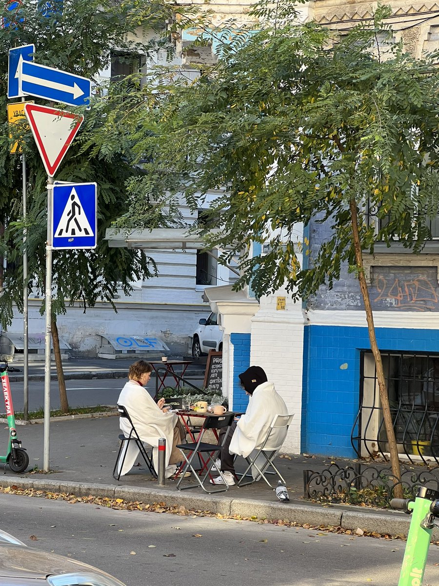 TsybulskaLiubov's tweet image. I just can’t get enough of my people here in Kyiv. 15 minutes after the air raid siren ended. Queues to cafes and barber shops in my neighborhood