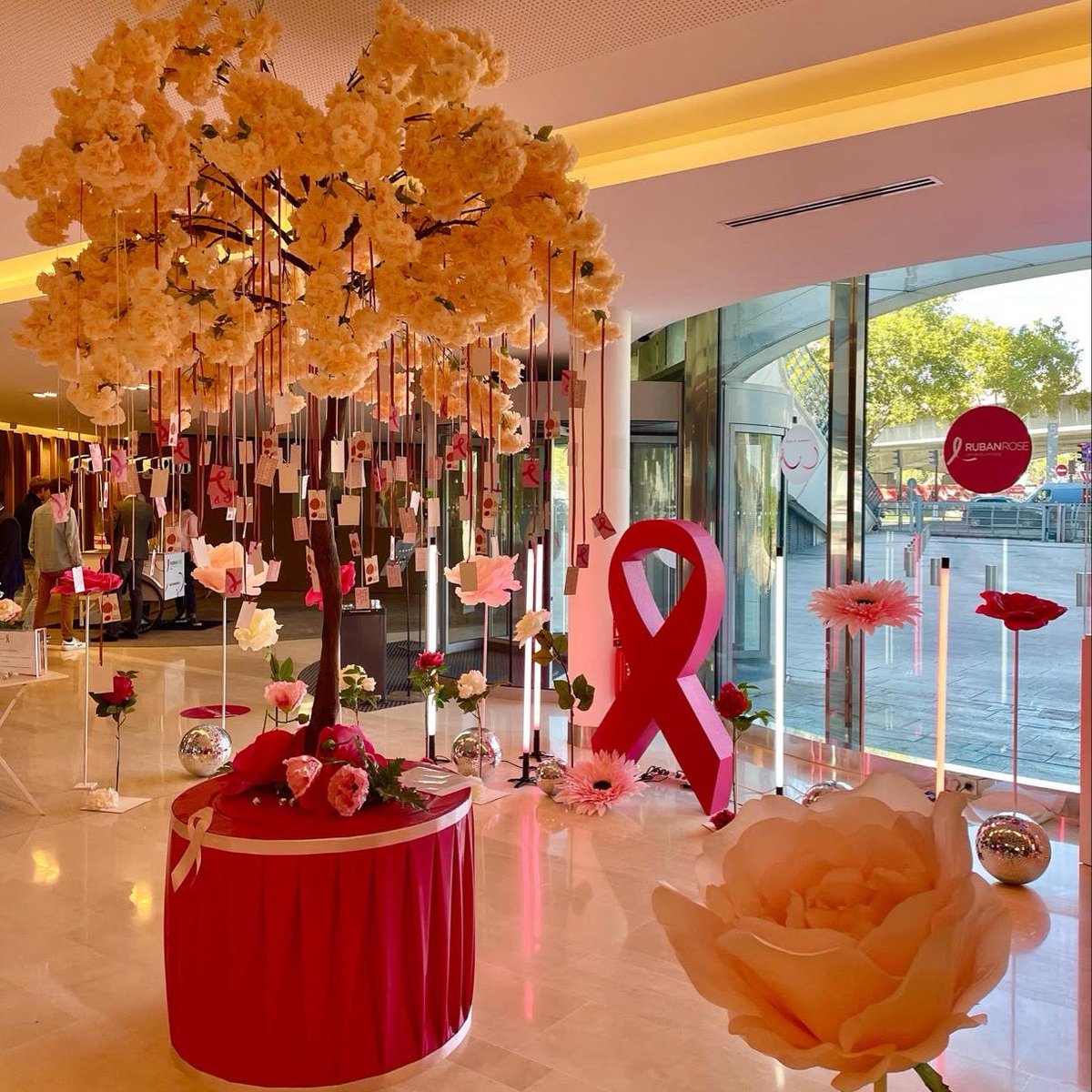 Le campus #MicrosoftFrance est encore aux couleurs d' #OctobreRose 🎀
Un moyen de sensibiliser un maximum de collaborateurs à la maladie et réunir des bénéfices qui seront intégralement reversés à <a href="/institut_curie/">Institut Curie</a>.