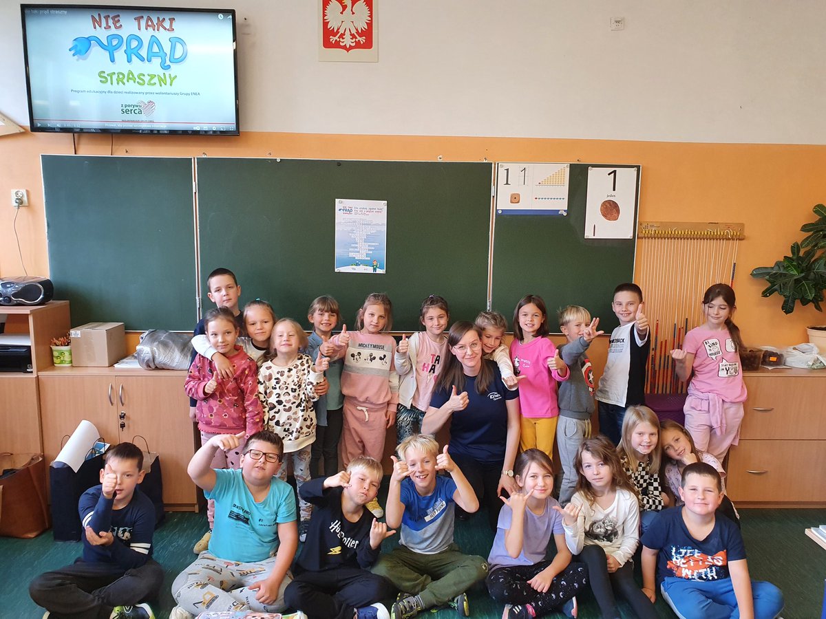 MonikaBlaszyk's tweet photo. Dzisiaj dzieci z klas pierwszych w SP 65 w #Szczecin-ie, wzięły udział w zajęciach pt."Nie taki prąd straszny", realizowanych w ramach działań  #CSR @Grupa_Enea. Tym spotkaniem rozpoczynamy cykl zajęć edukacyjnych w Oddziale Szczecin #EneaOperator.

Do zobaczenia w szkołach👩‍🎓👨‍🏫 https://t.co/9mDgfOUbRH
