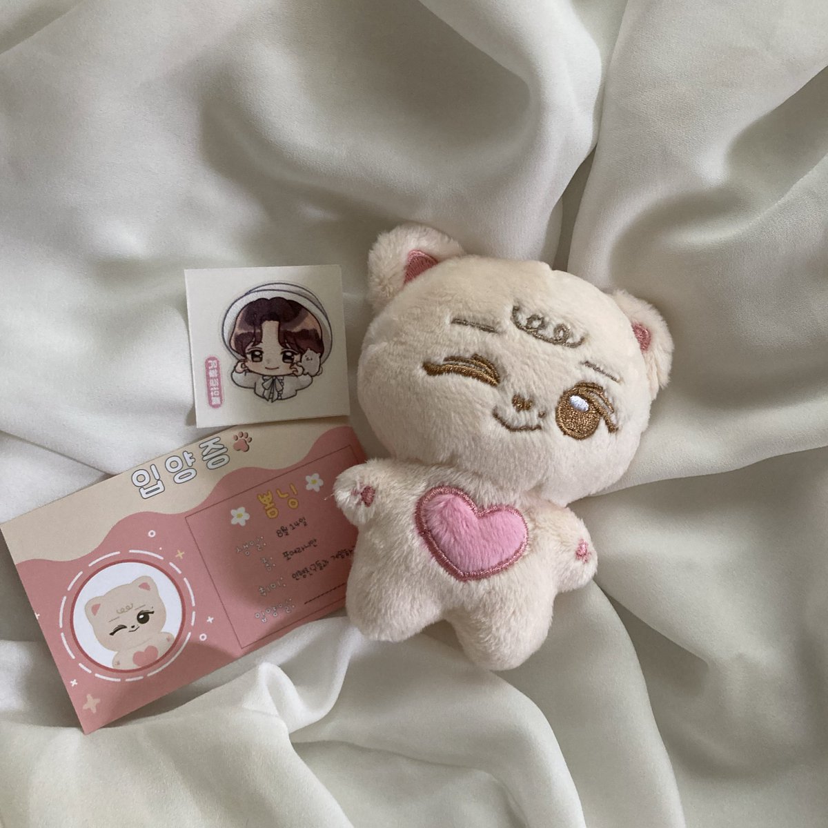 wannyantxt's tweet photo. ヒュニンカイさんの激カワぷりてぃ〜トゥウィンクルハート可愛いぬいが届いた😭 本体も可愛いし説明書も可愛いしフジちゃんの絵も可愛いしヒュニンカイさんも可愛い😭ありがとう世界、ありがとうヒュニンカイさん

@BBomning 
@ningning_komugi https://t.co/quflzdjKmV