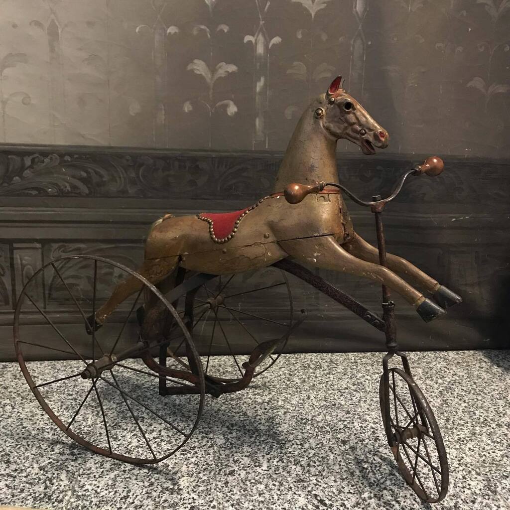 CrazyArtMilano's tweet photo. 50 anni fa, il 10 ottobre 1972, nasceva Crazy Art. Da allora Ribot, il cavallino triciclo dell’800, ci accompagna: è infatti il primo oggetto che Giancarlo e Rosella Ramponi comprarono in un mercatino e si è guadagnato prestissimo l’onore di diventare il… https://t.co/X1QYXIp8uh https://t.co/JkQKPrZ9io