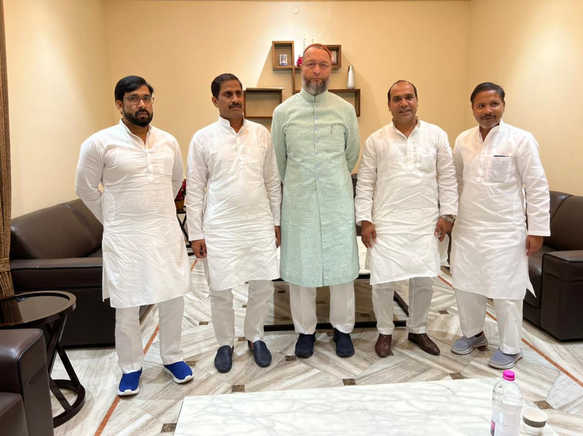 aimimupeast's tweet photo. नगर पंचायत कुंदरकी चेयरमैन जनाब मेहंदी हसन साहब और नगर पंचायत उमरी कलां चेयरमैन जनाब शहज़ाद ख़ान साहब ने @aimim_national अध्यक्ष बैरिस्टर @asadowaisi साहब से मुलाक़ात कर @aimimupofficial पार्टी में शामिल हुए।
@imshaukatali https://t.co/DmNRAx6Zbr