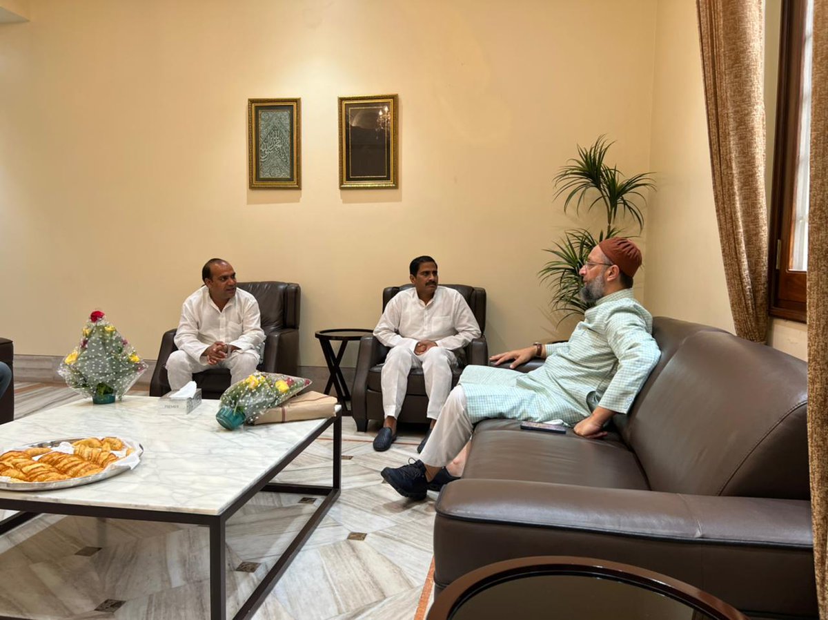 aimimupeast's tweet photo. नगर पंचायत कुंदरकी चेयरमैन जनाब मेहंदी हसन साहब और नगर पंचायत उमरी कलां चेयरमैन जनाब शहज़ाद ख़ान साहब ने @aimim_national अध्यक्ष बैरिस्टर @asadowaisi साहब से मुलाक़ात कर @aimimupofficial पार्टी में शामिल हुए।
@imshaukatali https://t.co/DmNRAx6Zbr