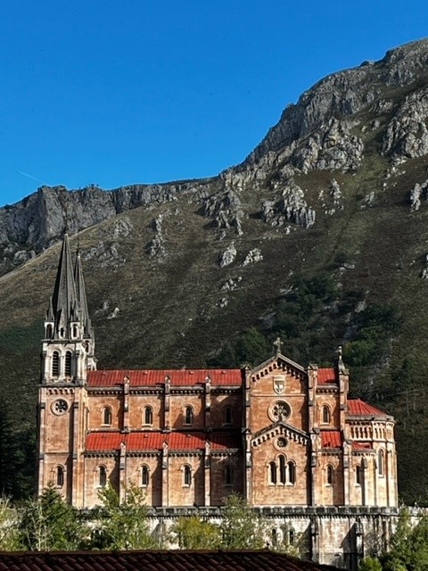 Qué mejor broche final para nuestro #XIIFORUMWTWNETWORKS que una visita a Covadonga. La unión de naturaleza y religión aderezada por un cielo azul (a pesar de las previsiones de lluvia) fue sin duda un regalazo!