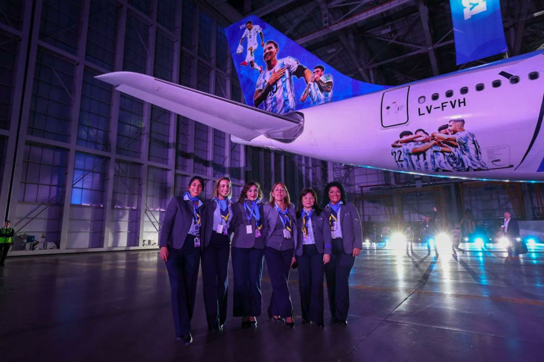 I don't like flying, to say the least, but I want to get on this plane right now!!😁😁⚽️

#Argentina #Messi #FlyingHigh #WorldCup2022 #Qatar2022 #FIFAWorldCup #LastWorldCup