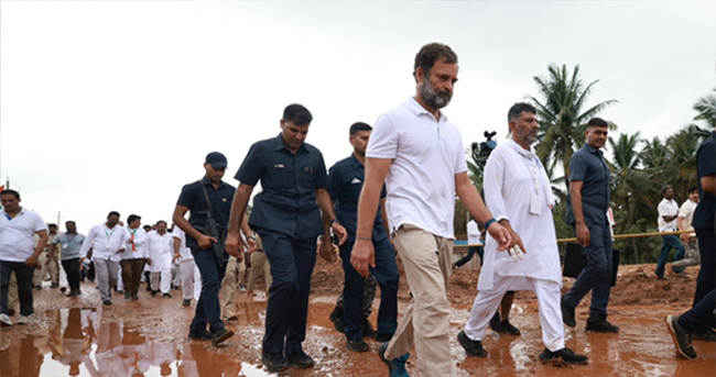 varthabharati's tweet photo. 'ಇದು ದೇಶದ ಬದಲಾವಣೆಯ ಹೊಸ ಇಂಕ್ವಿಲಾಬ್': ಮಳೆಯಲ್ಲೇ ಹೆಜ್ಜೆ ಹಾಕಿದ ರಾಹುಲ್ ಗಾಂಧಿಯ ವೀಡಿಯೊ ಹಂಚಿಕೊಂಡ ಕಾಂಗ್ರೆಸ್
► ಚಿತ್ರದುರ್ಗ ಜಿಲ್ಲೆ ಪ್ರವೇಶಿಸಿದ 'ಭಾರತ್ ಜೋಡೊ' ಯಾತ್ರೆ
#RahulGandhi #Congress #rainfalling #chitradurga #bharthjodoyatra
Read More here https://t.co/WkwTdctdrf https://t.co/V4iE8jZ2Pd