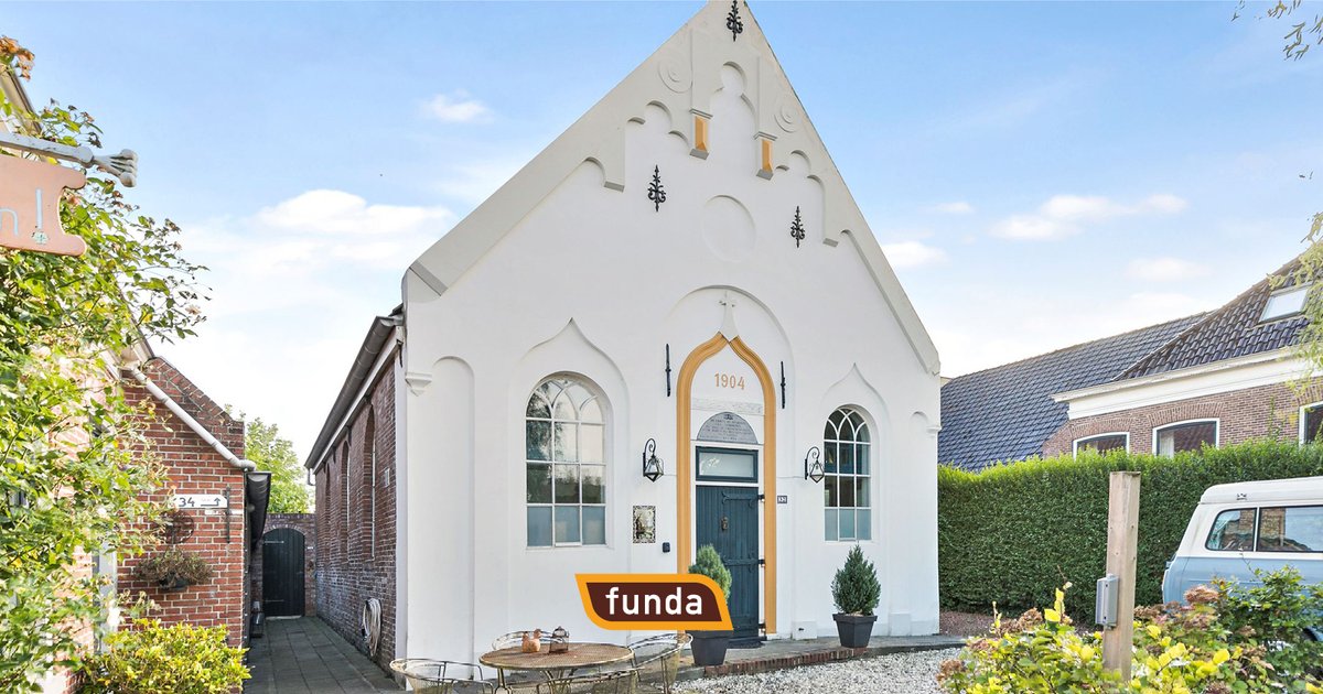 funda's tweet photo. FUNDA VERRAST | In dit gerestaureerde kerkje uit 1847 kun je zo een eigen B&amp;B beginnen 😍https://t.co/HSAAapOWKW https://t.co/SKFtJw0HgT