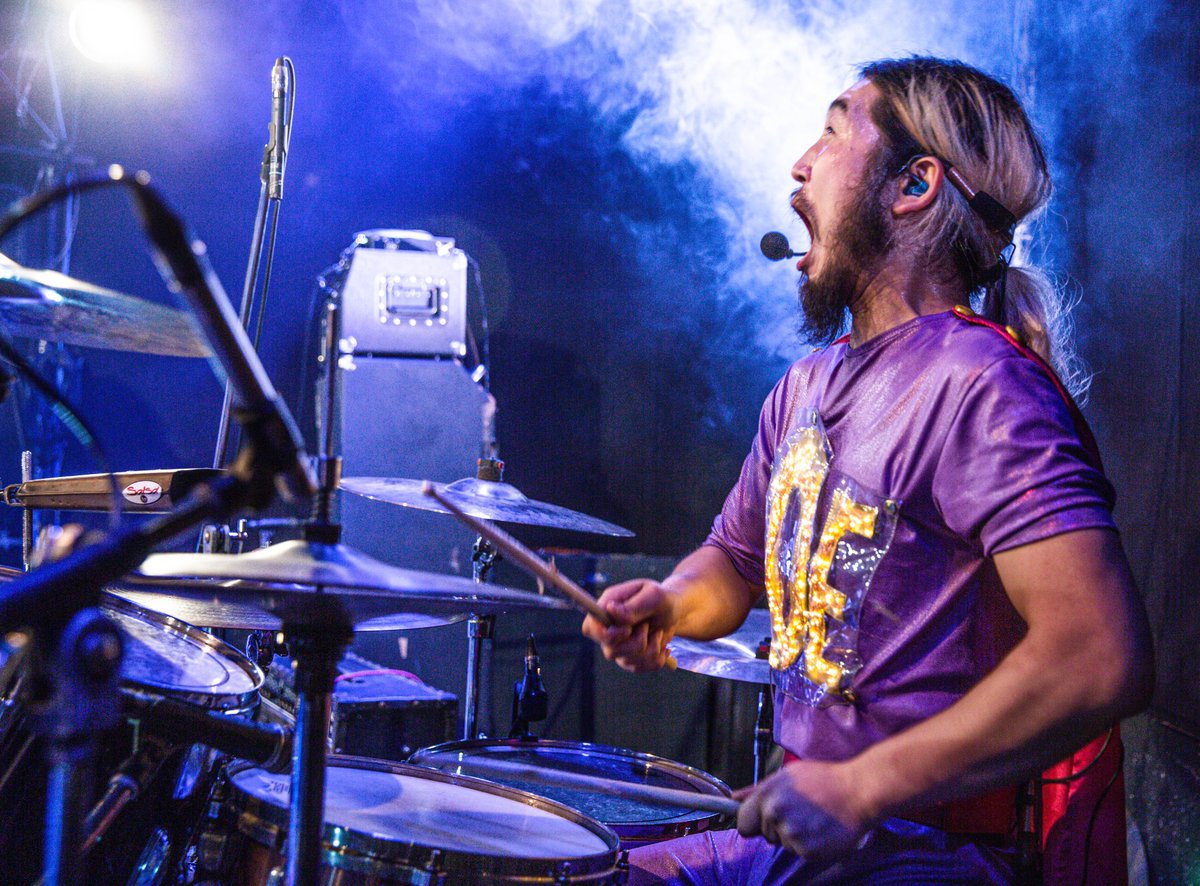 s_kinkakuji's tweet photo. 今日は #ドラムの日 らしい🥁
ライブ撮影をし始めた頃、一番撮るのが嫌いだったドラム。理由は色々あるが割愛すると難しいから笑
しかし、ある方法でそれを克服して以来！
撮影するのが一番好きなパートはドラムです！！！
ドラム専属で撮影してみたいなぁ📸

写真は過去に撮影したものです。 https://t.co/D0RPhakJRd