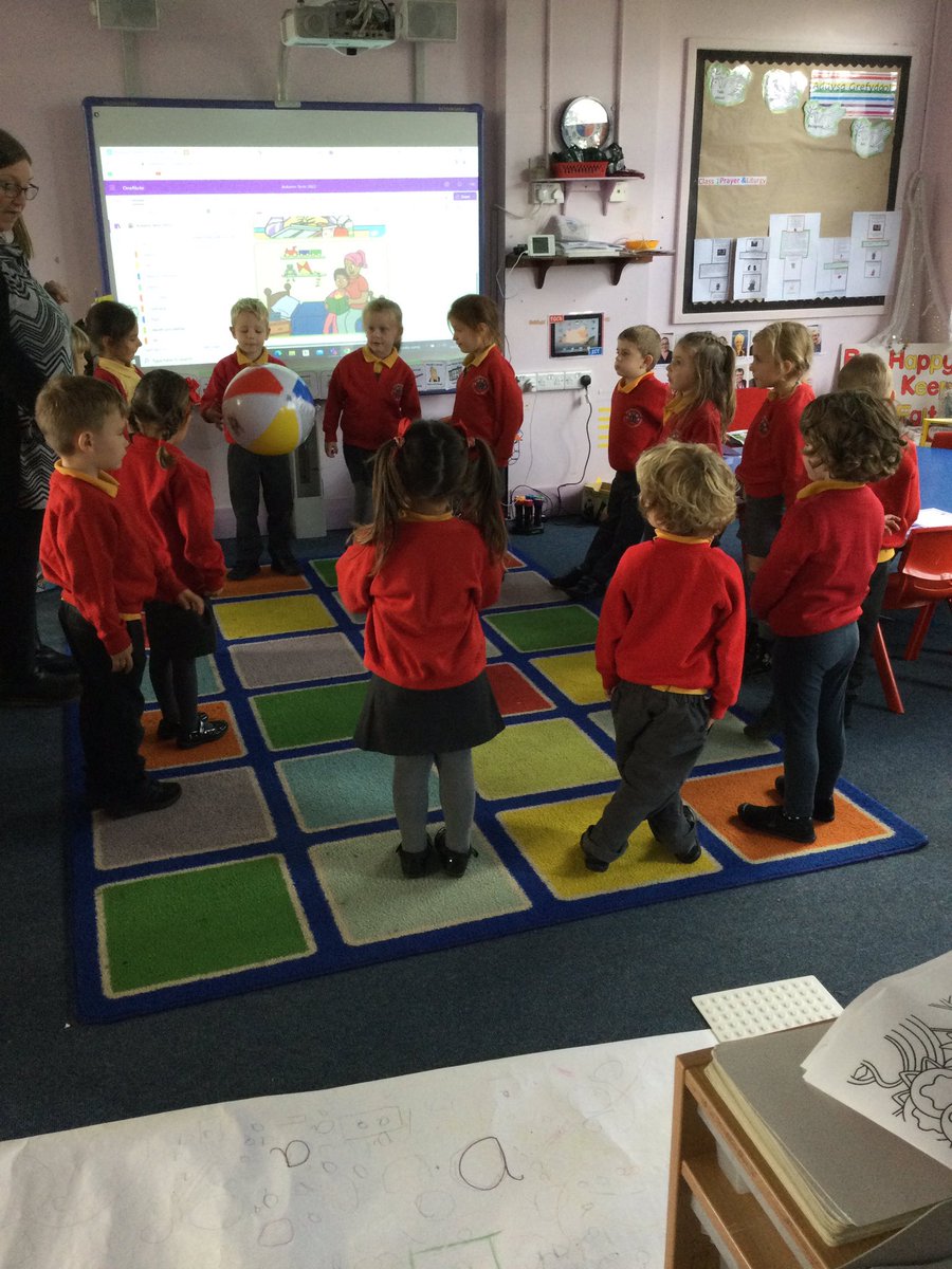 dosbarth_un's tweet photo. Today we have enjoyed apple juice made from our own apples and played a Welsh game. Llawer o hwyl a sbri! #healthyconfident #Cymraeg #ailiaith https://t.co/caUrrkw8PY