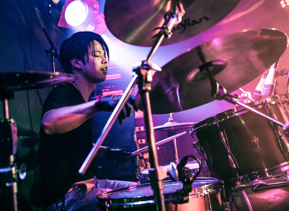 s_kinkakuji's tweet photo. 今日は #ドラムの日 らしい🥁
ライブ撮影をし始めた頃、一番撮るのが嫌いだったドラム。理由は色々あるが割愛すると難しいから笑
しかし、ある方法でそれを克服して以来！
撮影するのが一番好きなパートはドラムです！！！
ドラム専属で撮影してみたいなぁ📸

写真は過去に撮影したものです。 https://t.co/D0RPhakJRd