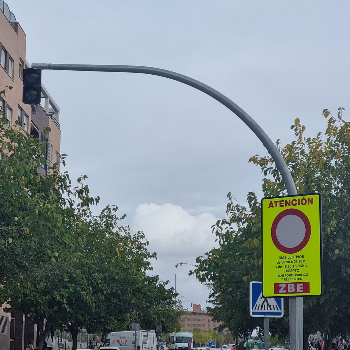Dooncho's tweet photo. Srs. @AytoRivas vais a poner uno de estos en la av. #8demarzo para evitar el #caos de cada mañana?  #desigualdad? @populares_rivas @VOX_RivasVaciaM https://t.co/mfgb0PL5CY