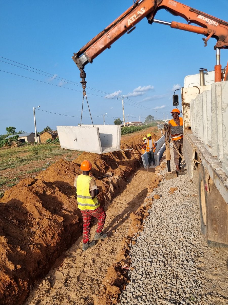 date_africa's tweet photo. 🇨🇮 Côte d'Ivoire : Pose de caniveaux et dalot préfabriqués sur le Chantier Séguéla - Touba, une route longue de 133 kilomètres, reliant la région du Bafing à celle du Worodougou.
pics : K Soro
#utdacôte_d_ivoire #utdainfo #utdaroute #utdabafing #utdaworodougou #utdaséguéla https://t.co/IGpzpQ1j5m