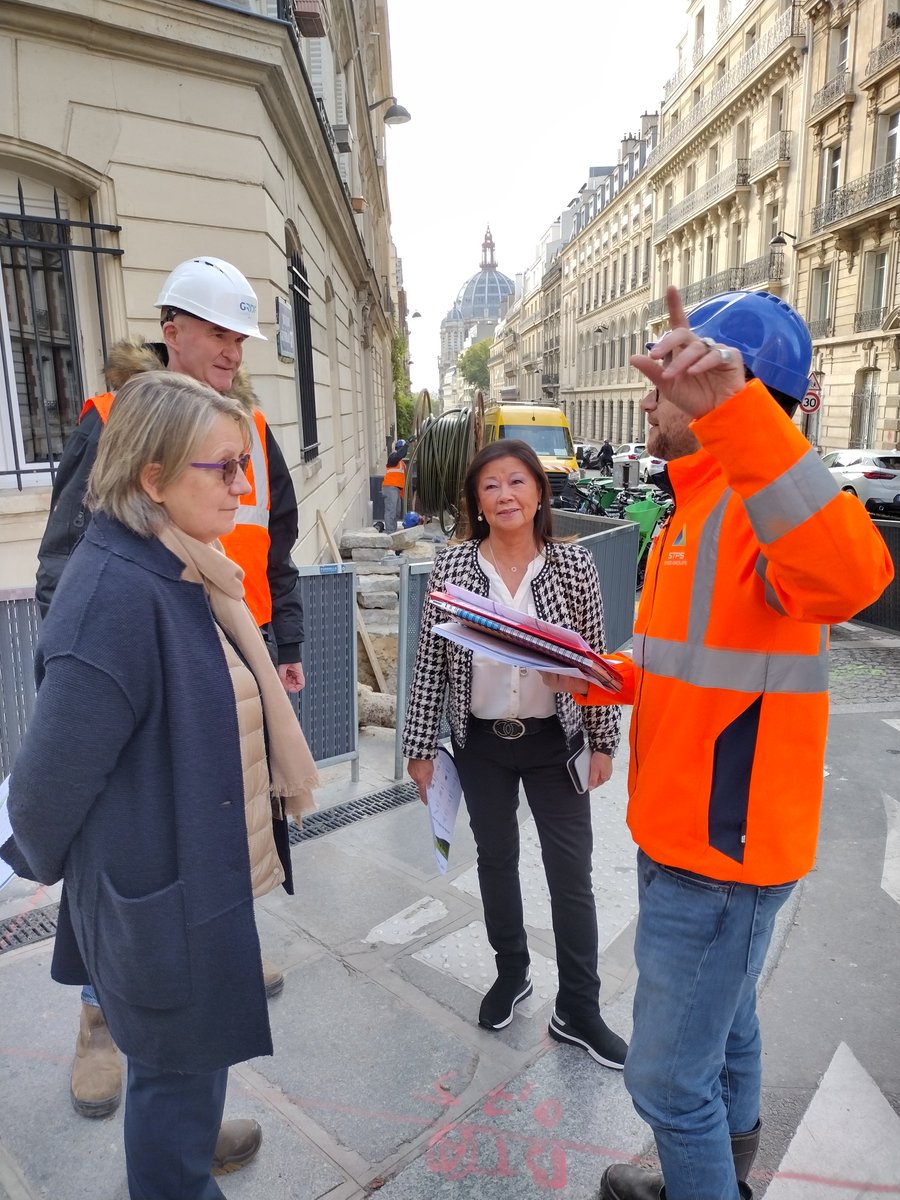 Echanges très riches ce matin avec <a href="/jdHAUTESERRE/">Jeanne d'Hauteserre</a> sur le terrain d'un important chantier <a href="/GRDF/">GRDF</a> en cours dans le 8ème arrondissement. 
👉Un chantier qui permettra de renouveler plus d'1 km du réseau de distribution de gaz sur les 93 km que compte l'arrondissement <a href="/Mairie08Paris/">Mairie du 8e Paris</a>.