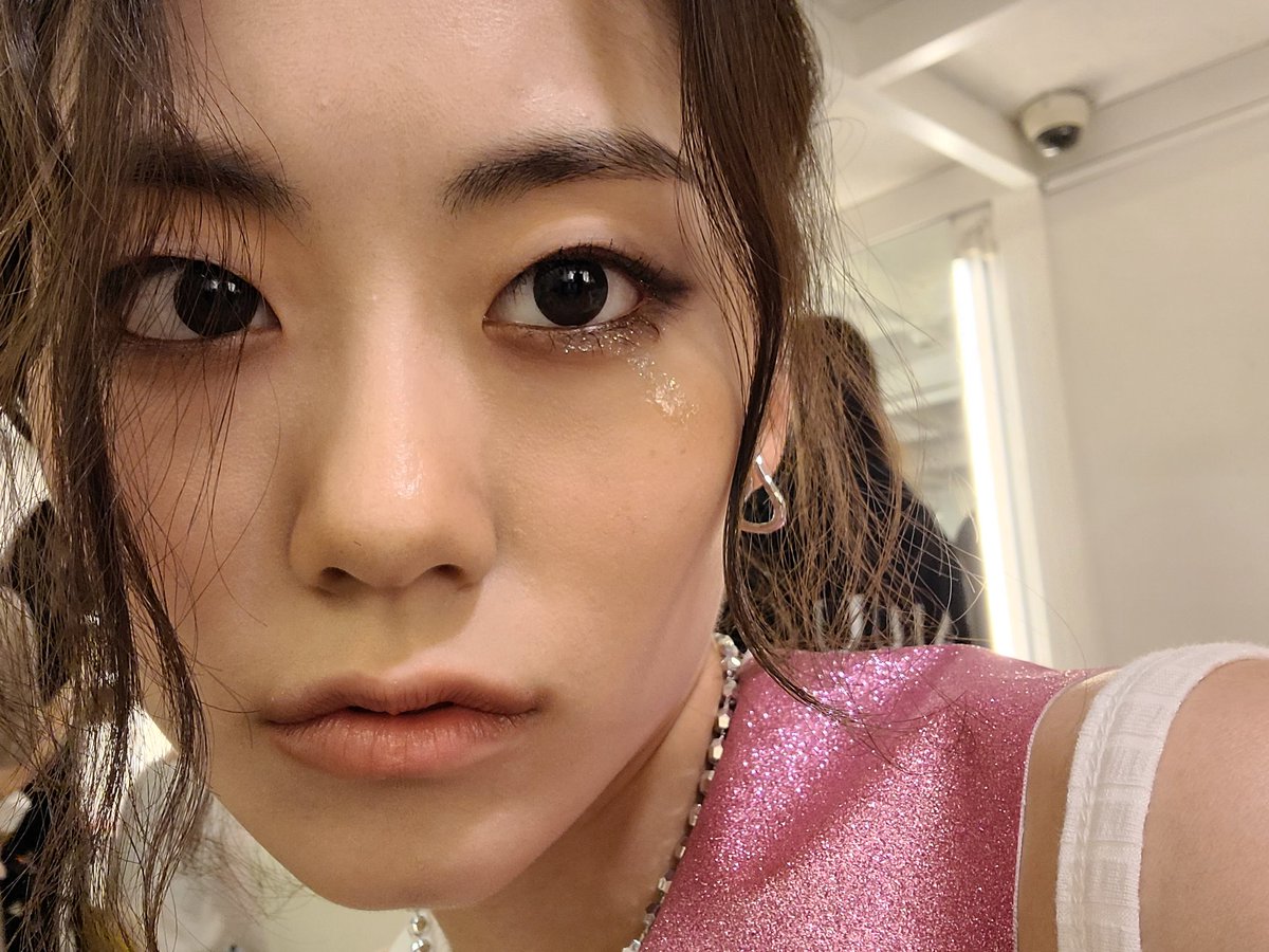 221010 [UNIVERSE POST]
🌈 LUA
"Tear marks"
#WekiMeki #위키미키 #Lua #루아