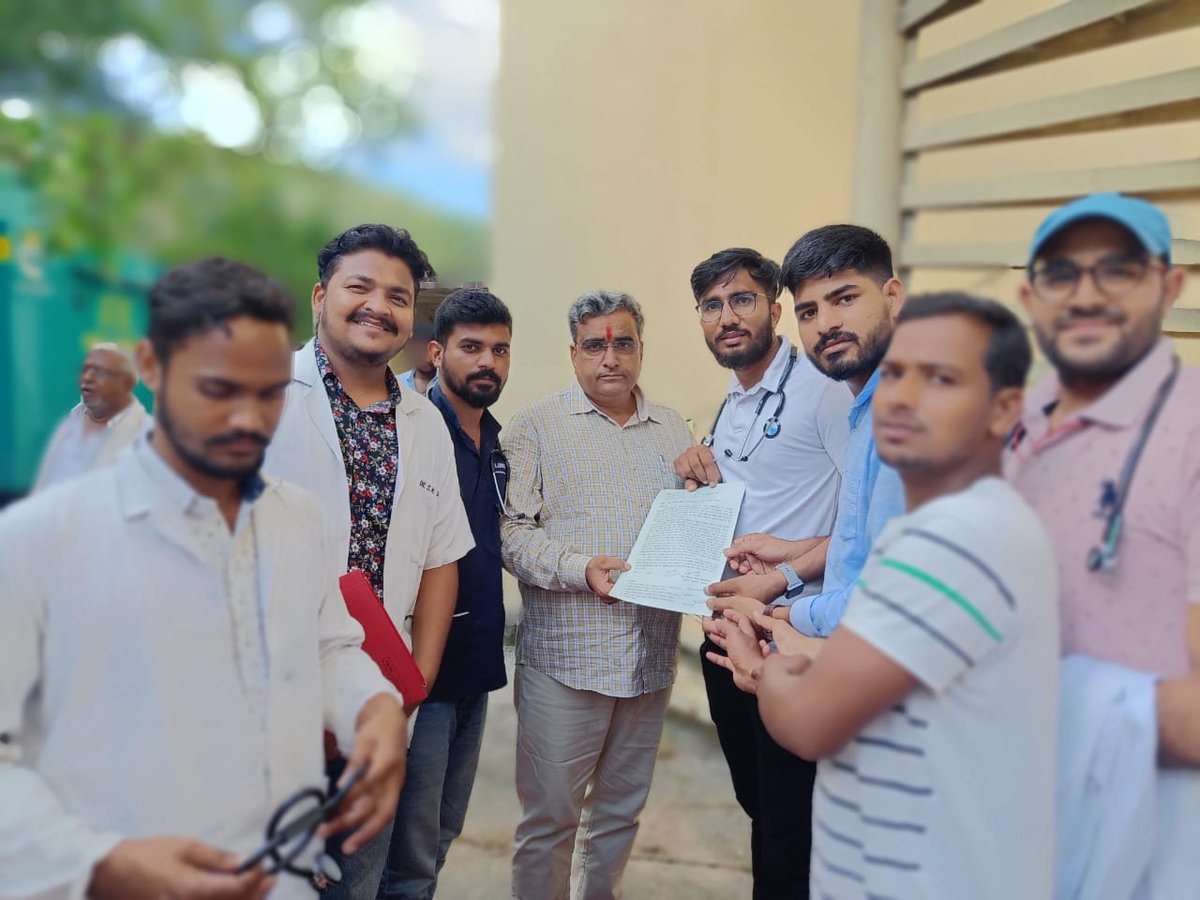 <a href="/RajGovOfficial/">Government of Rajasthan</a> के पशुपालन मंत्री 
<a href="/KatariaLalchand/">Lalchand Kataria</a> जी को वेटरनरी पीजी &amp; पीएचडी स्टाइपेंड को मेडिकल के समान करने की मांग से अवगत करवाया, जिसे मंत्री जी ने वाजिब बताते हुए मु. <a href="/ashokgehlot51/">Ashok Gehlot</a> जी के समक्ष रखने का आश्वासन दिया।उम्मीद करते की आप वेटेरिनरी डॉ. को राहत प्रदान करेंगे