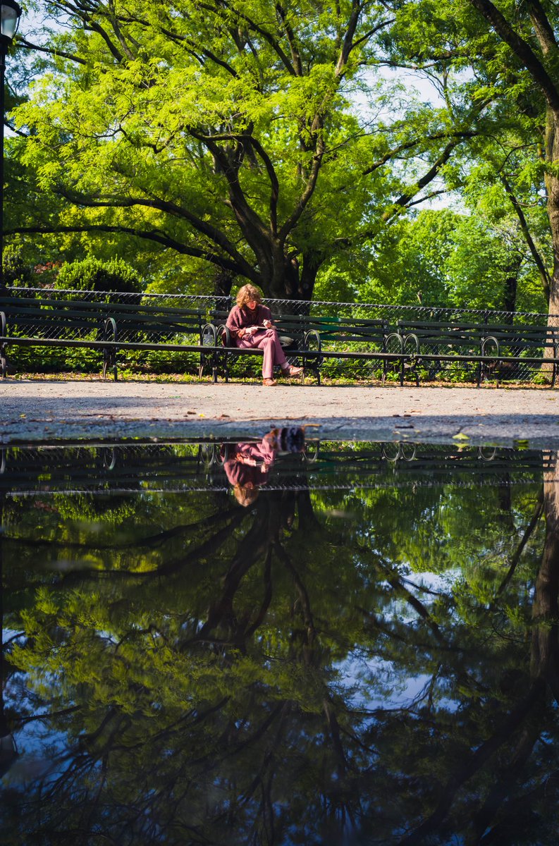 manolobrown's tweet photo. Light reading #streetphotography #newyorkcity https://t.co/zWl6E6PItV