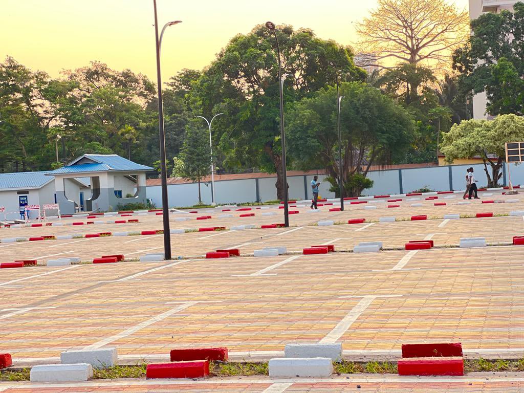 RdcCnss's tweet photo. Il a fallu attendre l’arrivée du DG a.i Dr Jean Simon MFUTI KIAKU pour voir se moderniser l’enceinte de la Direction Générale de la CNSS et  permettre ainsi aux  cadres et agents de disposer d’un nouveau parking de véhicules. https://t.co/hR3lMvAFfC