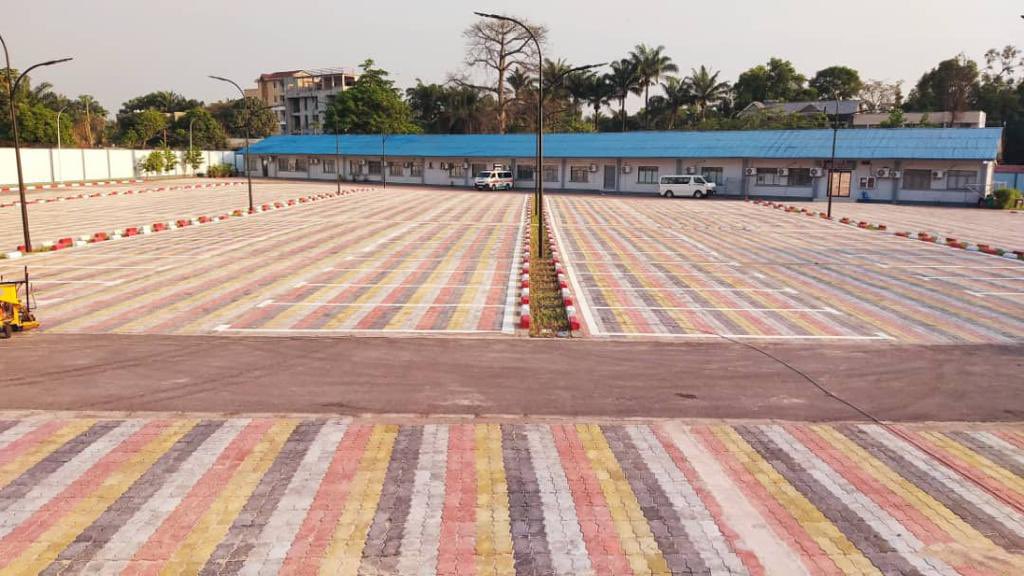 RdcCnss's tweet photo. Il a fallu attendre l’arrivée du DG a.i Dr Jean Simon MFUTI KIAKU pour voir se moderniser l’enceinte de la Direction Générale de la CNSS et  permettre ainsi aux  cadres et agents de disposer d’un nouveau parking de véhicules. https://t.co/hR3lMvAFfC