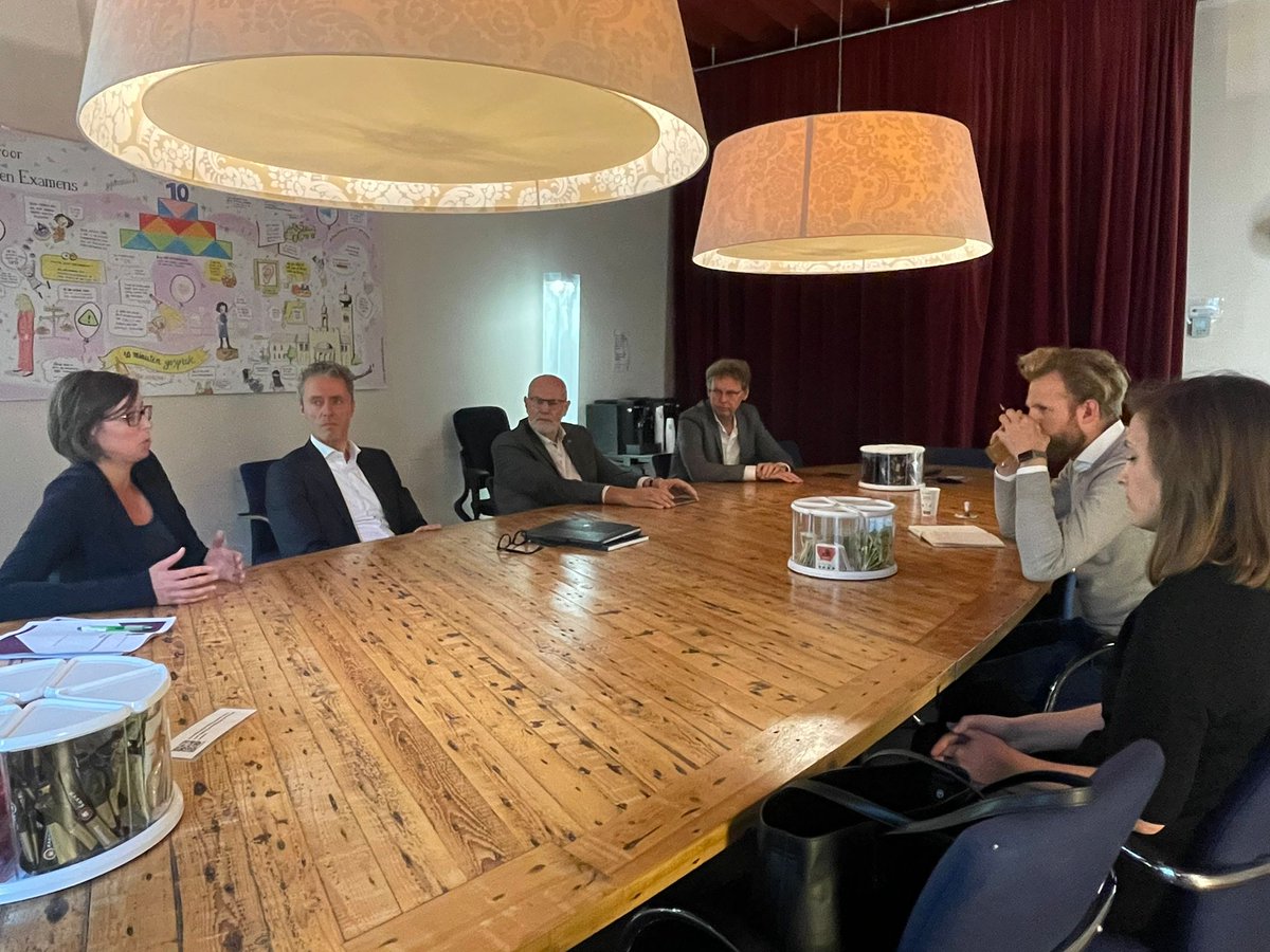 hetcvte's tweet photo. Vandaag was minister @Denniswiersma bij ons in Utrecht op bezoek. Hij is bijgepraat over de eindexamens, de staatsexamens én de doorstroomtoets. https://t.co/5YopeRtVXC