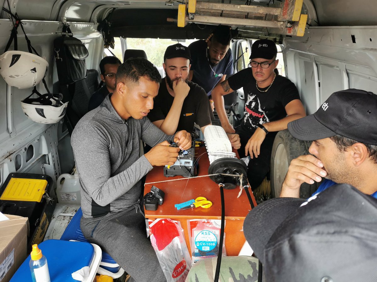 RaldelaNuezMor1's tweet photo. Llegamos con el relevo a la zona de San Juan y Martínez, paisaje desolador pero nuestra tropa no descansa, de inmediato traspaso de conocimientos y pa'lante #FuerzaPinar #JuntosPorCuba  @ETECSA_Cuba @etibiocubafarm1 @BioCubaFarma @MayraArevich @EdMartBCF @JorgeLuisPerd20 https://t.co/MO1rFjVln5