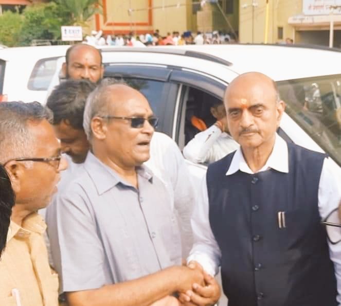 RamdasKhedkar's tweet photo. #केंद्रियअर्थराज्यमंत्री #भारत #सरकार  #सन्माननीय #डॉ .#भागवतजी #कराड @DrBhagwatKarad यांचे समवेत #श्री #क्षेत्र #मोहटादेवी ता. #पाथर्डी  जिल्हा - #अहमदनगर येथे मा. #शिक्षणअधिकारी #रामदासजी #खेडकर https://t.co/HIhf7ujWjE