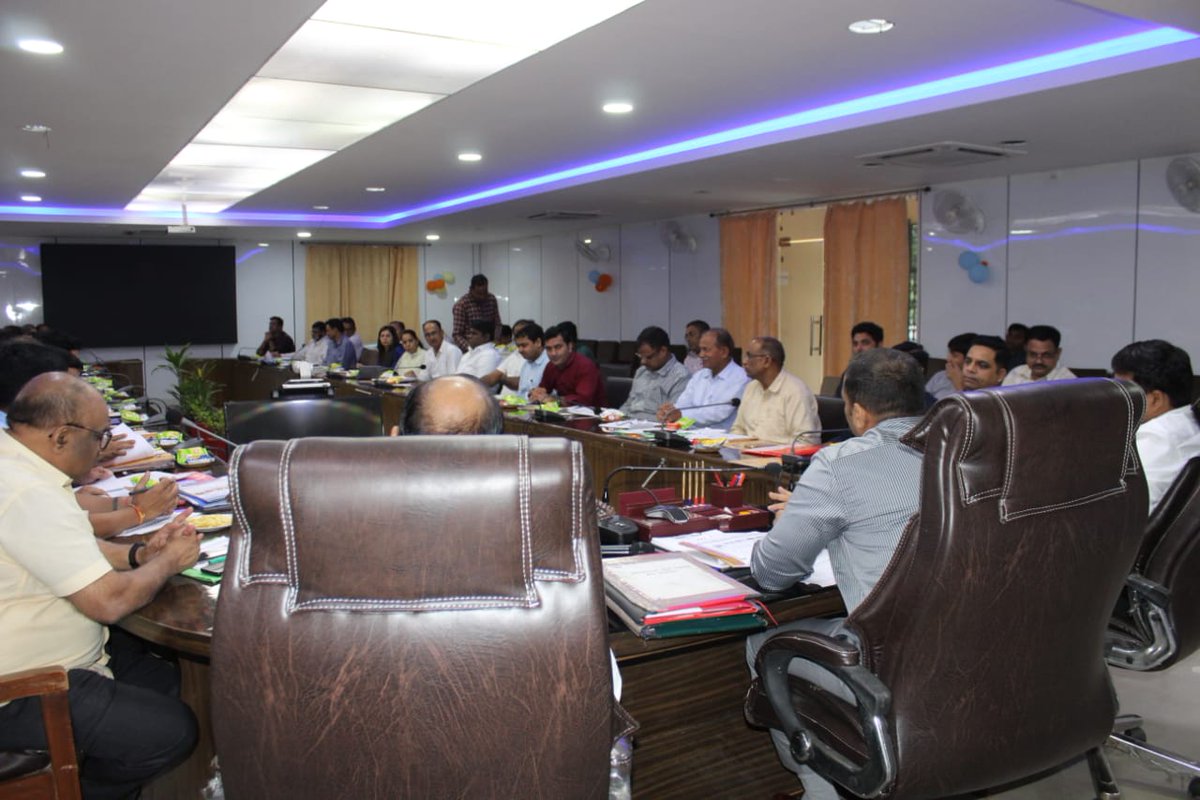 आज विकास कार्यों की समीक्षा बैठक कर संबंधित को आवश्यक निर्देश दिए