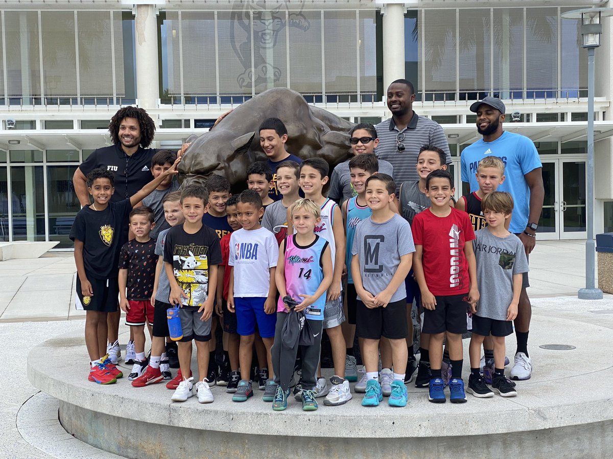 SFKHoops's tweet photo. Thanks to Coach Ballard,  @coach_campbellC and the @FIUHoops staff for hosting the youth clinic with the next generation of South Florida Hoopers. Great experience to learn &amp; train with pro’s! #PawsUp 🐾 https://t.co/3ZiGTNDZLF