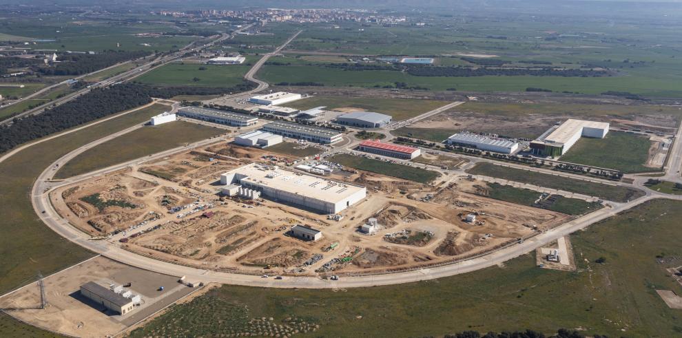 GobAragon's tweet photo. ✍️ Avanza la implantación de Faes Farma en #PLHUS con la firma, este lunes, de la venta de la parcela en la que construirá su nueva planta de producción de alimento para porcino.

La compañía invertirá 23 Mi € y creará al menos 25 empleos directos.

ℹ️ https://t.co/w7n4gyHhE0 https://t.co/shBZX3TQ5N