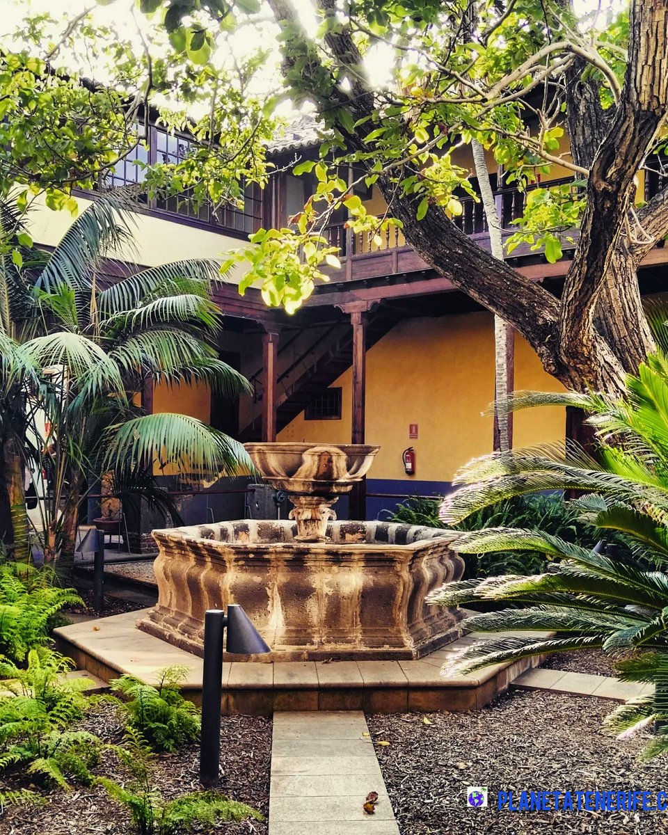 Que #LaLaguna es una ciudad llena de edificios con fachadas preciosas es algo que está muy claro. Pero ¿y sus interiores?...

Muchas veces esconden sorpresas en forma de bellos patios canarios, de travesaños y balcones de madera. #Tenerife #Canarias
