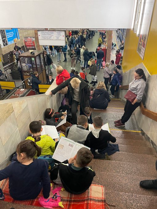 Niños de Kiev se refugian en el metro de los misiles rusos. Los libros de texto están abiertos y ellos escriben y hacen sus tareas. Pues nada, así es la guera. Hoy van 11 muertos en todo el país.