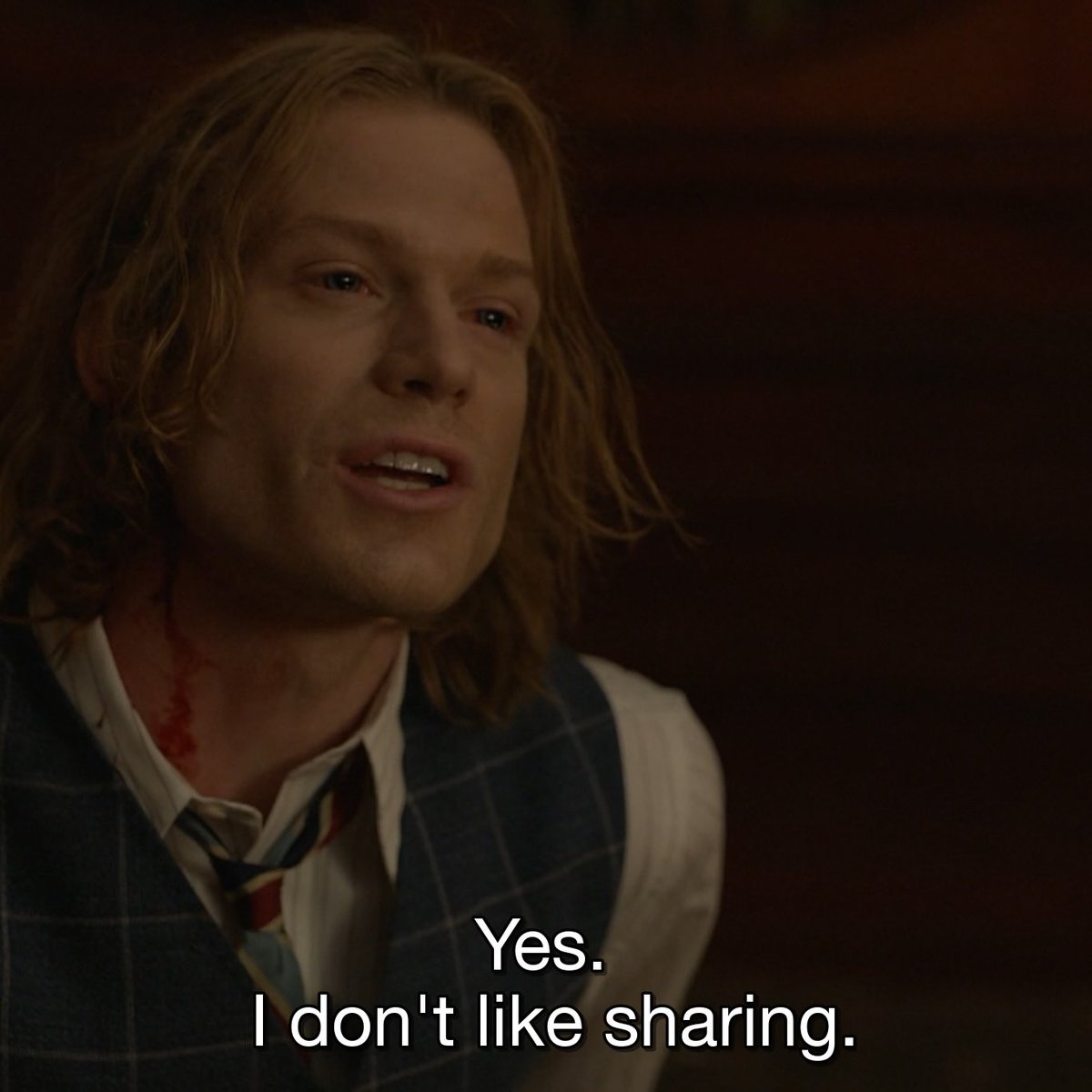 2fast2you's tweet photo. Por favor, nunca me imaginé que disfrutaría tanto la serie de #InterviewWithAVampire #IWTV . Es una mezcla de terror , humor negro , dilemas morales , identidades , y la relación de Lestat y Louis es cautivadoramente sádica y e interesante al mismo tiempo. 🧛❤️ https://t.co/OydMvspBlI
