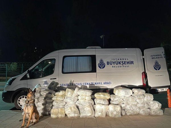 Ne güzel iş
Aracı kirala koskoca logonu yapıştır uyuşturucu kaçakçılığı yap, yakalanınca valla araç benim değil kiralık de.

Ulann bu nasıl bir yüzsüzlük, nasıl bir utanmazlık.

CHP'li İBB 
Pablo Ekrobar
