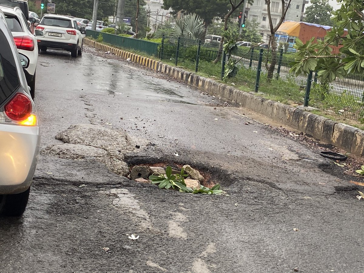 Abhiskum's tweet photo. #RoadsOfGurugram #KillerRoads
#Apathy
This road is right opposite Hyatt Hotel off Golf Course Extension road.
@mcgurgaon https://t.co/2e8OpyDVI0