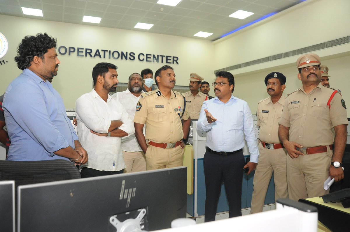 Commissioner GVMC Sri P Raja Babu along with City Police Commissioner Sri C H Srikanth visited City Operation Center. #VizagSaysNotoPlastic