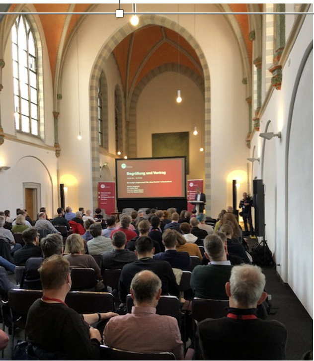 AndreasSpeit's tweet photo. Auf der Tagung zur #NoNeueRechte (NR) der @bpb_de betonte #Weiß, dass die NR keine neue ideologische Substanz hat, #Botsch sagte, dass das jüngere Personal aus #rechtsextreme Jugendverbände & -bünde kommt. Die diskursiven Erfolge ermöglichten Personen der Mitte, führte ich aus. https://t.co/v8rghtIqSq
