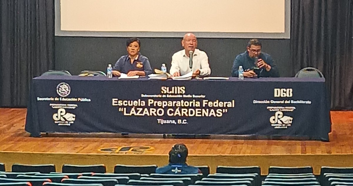 Alfredo Quintero Secretario Gral. Del. Sindicato de maestros en Prepa Lázaro Cárdenas <a href="/PFLC_mx/">Lázaro Cárdenas</a> Tijuana,notifica a la dirección escolar,  paro laboral a partir de hoy lunes a partir 7 AM. #JaguarNewsPf #PFLC