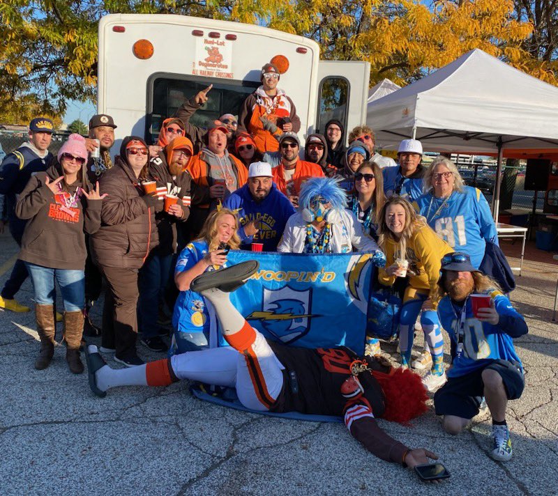 gcastelli216's tweet photo. I am convinced that most people still upset about the #Browns losing yesterday don’t experience the joys of tailgating and the Muni. We are 3-0 on the year on the Muni pavement. Another fantastic day, minus the result of the game.  #MuniLotDegenerates #QPDH #SwoopSwoop https://t.co/6b6uOGEXmg