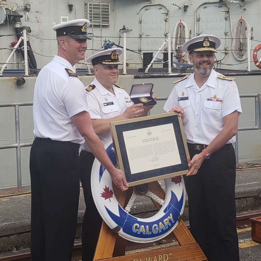 RCNintheUSN's tweet image. BZ to #hmcscalgary who was awarded a CDS Unit Commendation last week for their outstanding achievements when conducting interdiction/boarding operations during their last deployment.